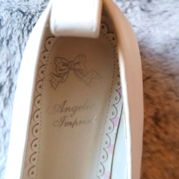 Unique Shoes - Picture 2 of 2